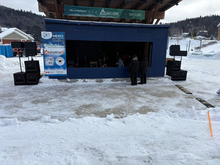 Le public en habits d'hiver devant la scène du Festiglace, vu depuis la régie.